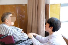 卧床数月后腿不能动?偏瘫患者该如何腿脚康复训练?
