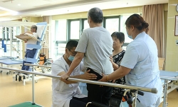 老年人腰椎压缩性骨折怎么办?