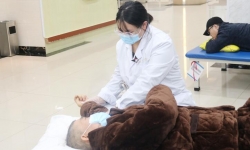 家有无法自理的老年痴呆患者,护理须注意七方面!